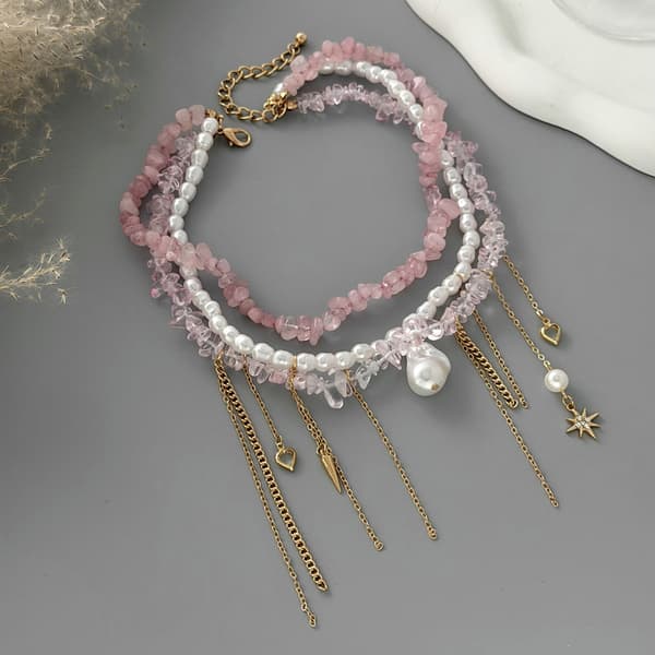 Flicka Rosa Sten Statement Halsband Prydd Med Pärlor Och Flödande Tofsar