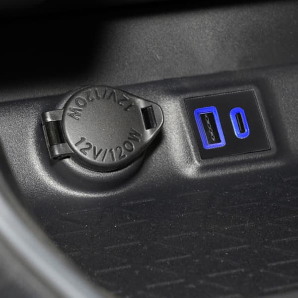 Billaddare med dubbla portar stöder PD QC3.0-teknik Enkel installation