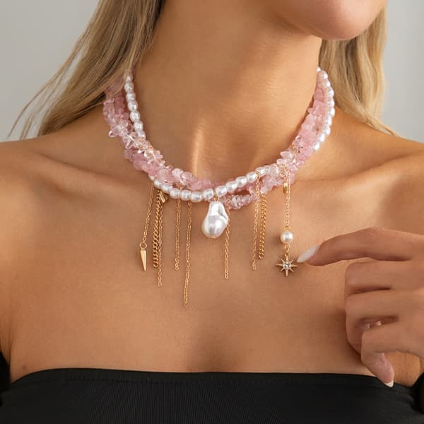 Flicka Rosa Sten Statement Halsband Prydd Med Pärlor Och Flödande Tofsar