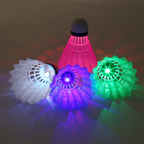 4 kpl / set ulkokäyttöön LED sulkapallo Airshuttle muovinen sulkapallo tuulipallo