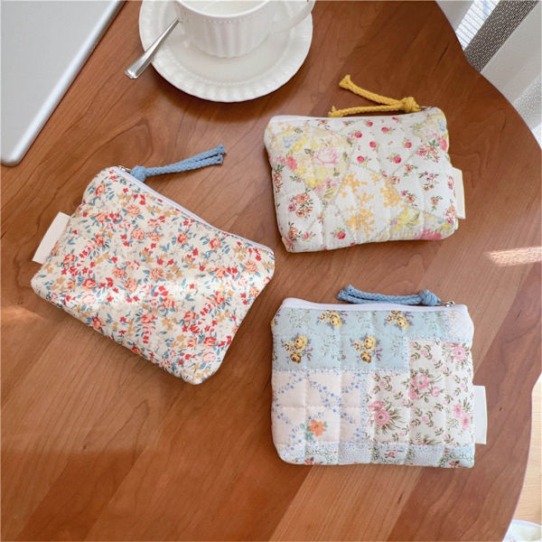 Quiltet makeuptaske Bomuldsmøntpung Sødt blomstermønster bærbar opbevaringstaske Light blue
