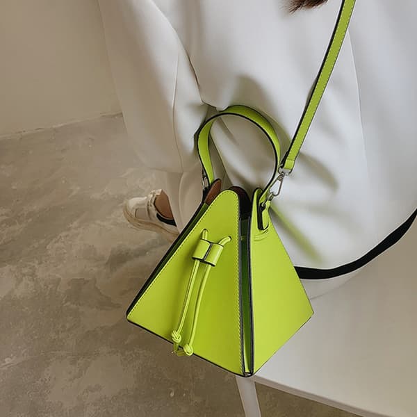 Fasjonable PU Triangle Bag Sling Skuldervesker Perfekt for uformelle utflukter Khaki