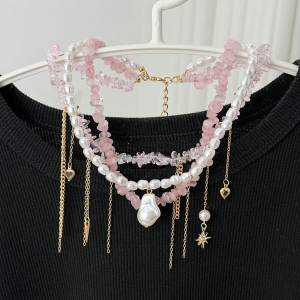 Flicka Rosa Sten Statement Halsband Prydd Med Pärlor Och Flödande Tofsar