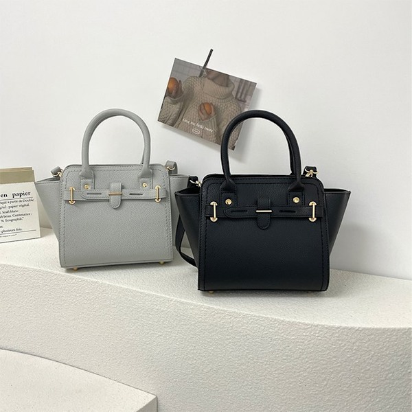 Snygg ljusgrå crossbody-väska för kvinnor - höstens trend Light grey