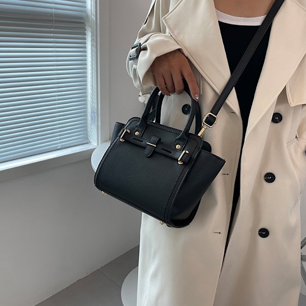 Snygg svart crossbody-väska för kvinnor, perfekt för höstens mångsidighet Black