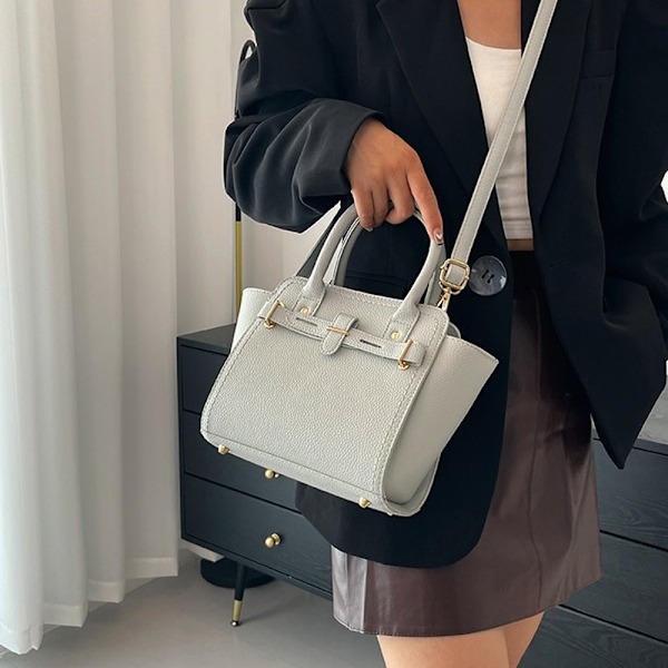 Snygg ljusgrå crossbody-väska för kvinnor - höstens trend Light grey