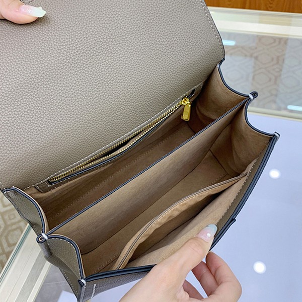 Elegant Crossbody Taske i Kødkvægslæder Rummelig Design med Hestesko Spænde 25x11x20cm brown