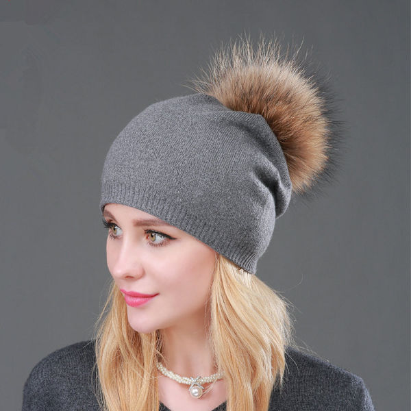 Höst- och vinter damstickad mössa med tvättbjörnspälsboll, varm ullhatt, fashionabla dammössa Beige natural color ball