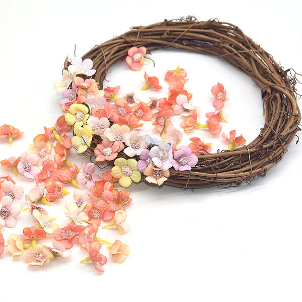 50 st 2 cm Flerfärgade Tusensköna Blomhuvuden Mini Konstgjorda Sidenblommor för Krans Scrapbooking Hem Bröllopsdekoration F11