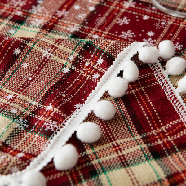 Jouluinen puuvillapellavainen pöytäliina koristeellisella karvapallolla ja lumihiutale-tableteilla länsimaiseen ruokaan Red Snowflake Ball Plaid 140*200cm