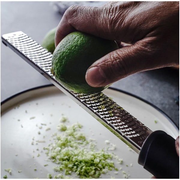 Citron Zester Rivjern Mikro Rivning Værktøj til Rivning Køkken Gadget til Fint Rivning Chokolade og Mere, Rustfrit Stål, Sort