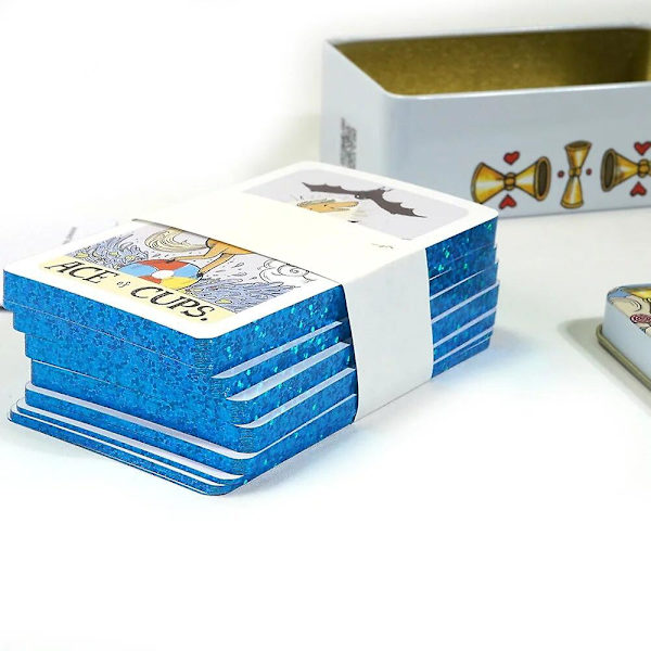 Adventure Time Tarot Deck i en tinnboks med gullbelagt kant Spillkort Brettspill Orakel Familiefest Spådomskort