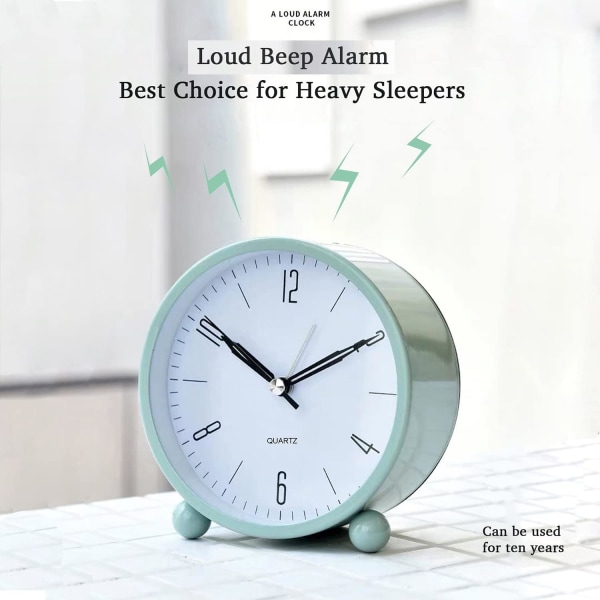 Väckarklocka, icke-tickande analoga väckarklockor med varmt nattljus, väckarklocka vid sängen Tyst klocka Batteridriven, enkel stilren design