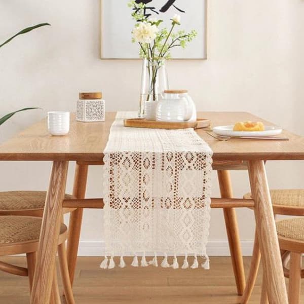 Bordsduk Rektangulär virkad spets elegant ihålig mesh , 180cm lång och 24cm bred.