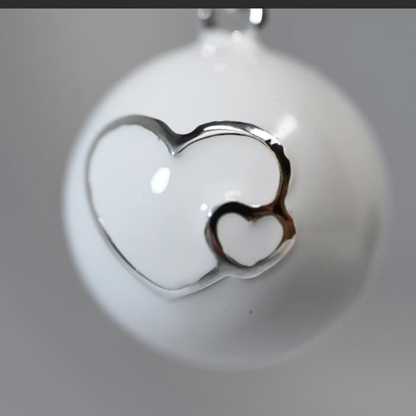 Gravid bola slät vit/silver mönster med kedja - VICTORIA (hjärtan) äkta silverpläterad - presentförpackning för gravid kvinna