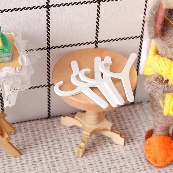 10 STK Miniature Træbøjler til Dukkeskabs Tilbehør Sikker til Kreativitet og Samspil Dukketøjsbøjler White