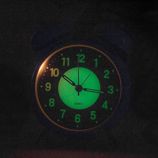 4-tums vintage analog väckarklocka för tunga sovandes, med nattljus och lysande bakgrund, tickar inte och batteridriven, blå