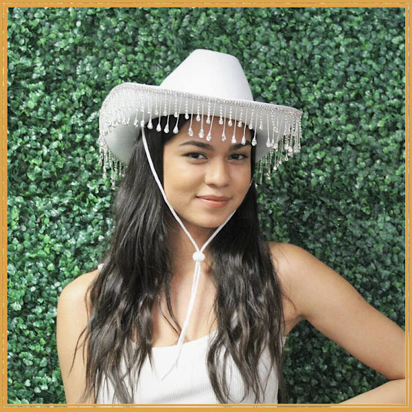 Klä dig i din möhippa: Du kan vara säker på att alla cowboys som älskar blivande brudar kommer att bära denna snygga western cowgirl-hatt med strassfransar