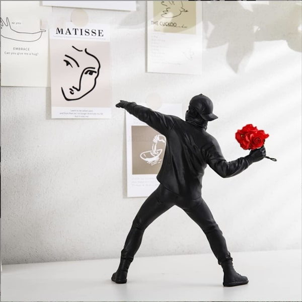 (Svart) Hartsstaty, Banksy Tax Skulptur, Blomkastarstaty