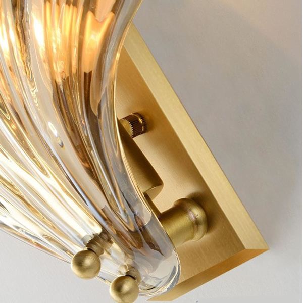 Moderne vegglampe med krystallskjerm med messingmetallbrakett Gla