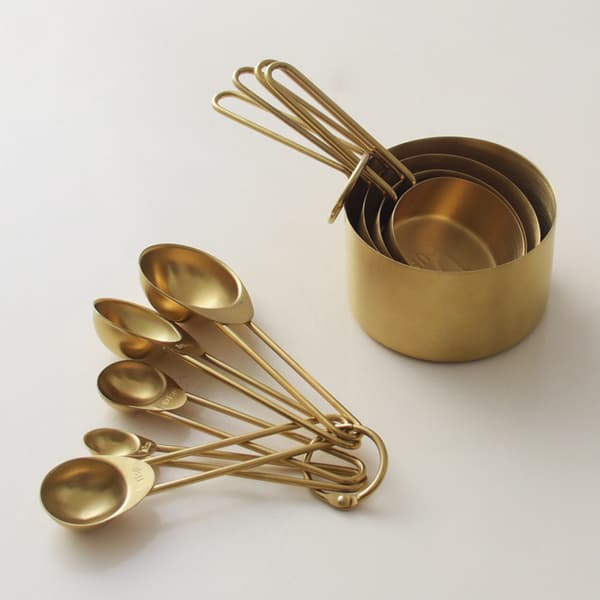 Modern mätkoppar och skedar i rostfritt stål, guld - St