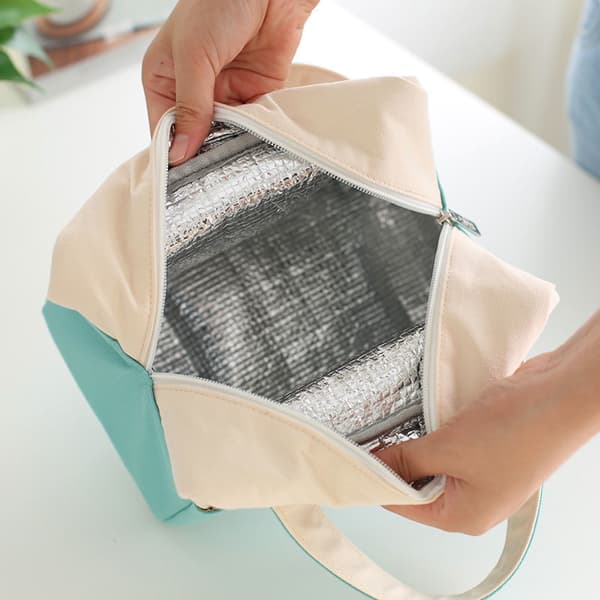 Gjenbrukbar lerretsduk termos lunsjpose - Aluminiumfolie isolert