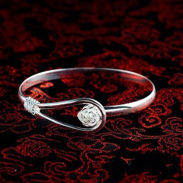 Elegant Clip-On Button Damarmband i Silver för Kvinnor med Blommig Design