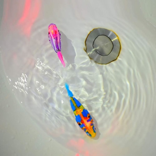 2 st simmande fiskrobotar, plastfiskleksak, vattenaktiverad mag