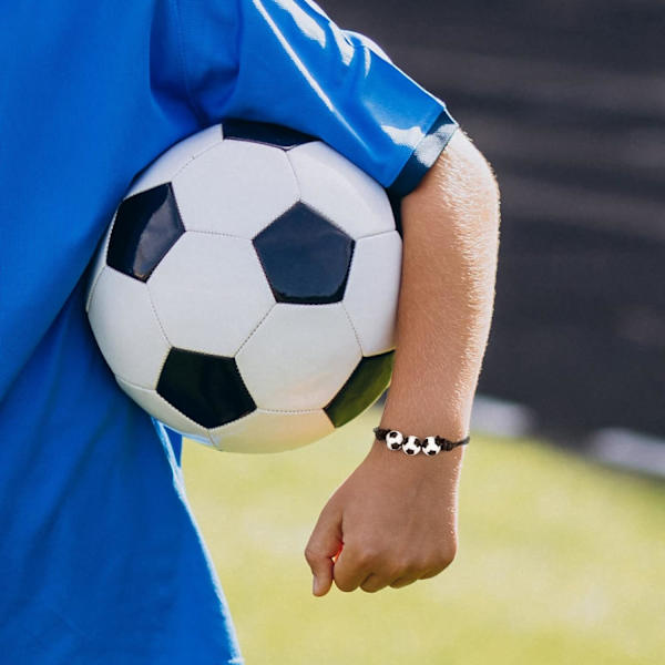 12 stk. fodbold armbånd med charms - fodboldfest gaver - fodboldperler - justerbare