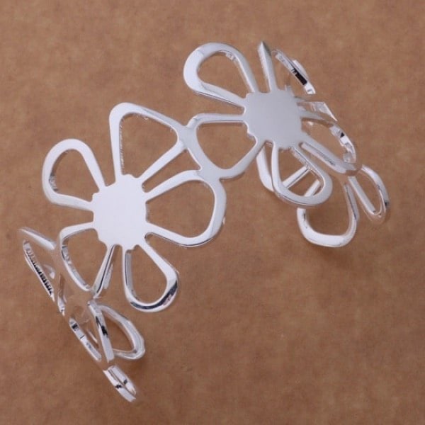 Bredt sølv armbånd / bangle med 4 store sølvblomster
