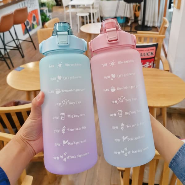2L Vattenflaska med sugrör och tidsmarkör lila
