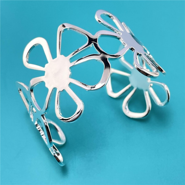 Bredt sølv armbånd / bangle med 4 store sølvblomster