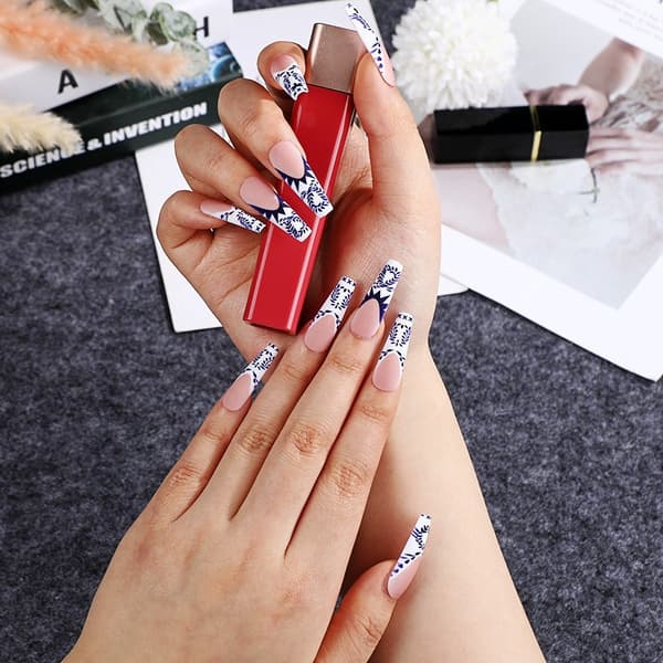 24 enkle bærbare blå og hvide porcelæns-kunstnegle til manicure