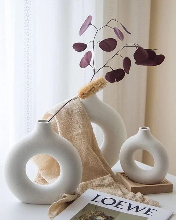 Hvit moderne sirkel keramisk vase, nordisk sirkulær matt hul D