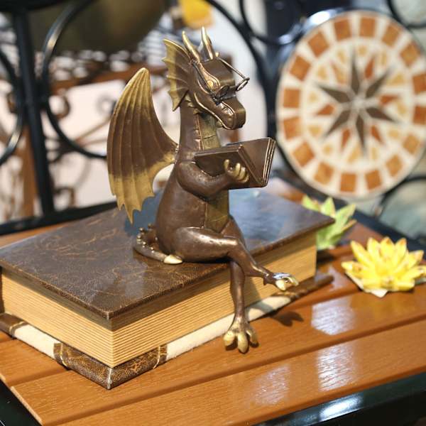 Trädgårdsfigur av dinosaurie i konstgjord harts, klassisk drake som läser
