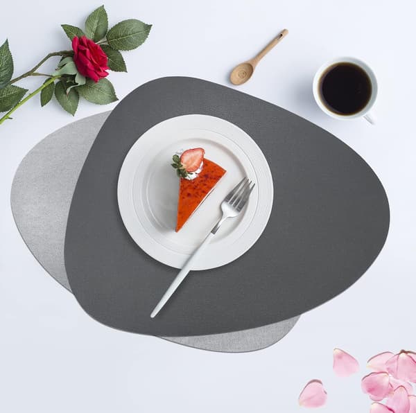 Sett med 4 PU-skinn plassmatter og coasters, 4 plassmatter og 4 coasters