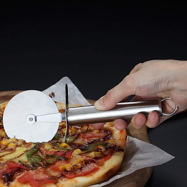 Pizzaleikkuri, ruostumattomasta teräksestä valmistettu pizzaleikkuri, erittäin terävä pizzaleikkuri liukumattomalla kahvalla, leivonnaisleikkuri, helppo puhdistaa ja säilyttää (hopea)