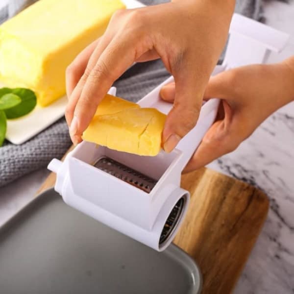 Handroterande ostkvarn med rostfria fat