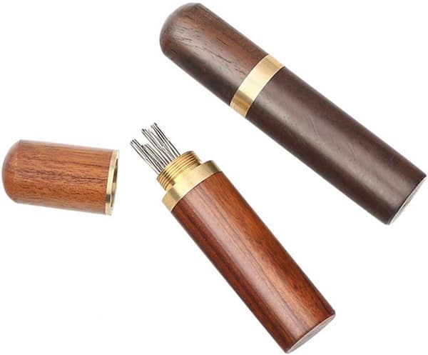 2 stk. trænåleholder, mini tandstikrør, håndlavet syning
