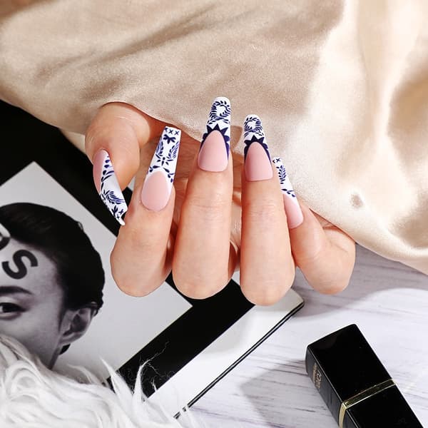 24 enkle bærbare blå og hvide porcelæns-kunstnegle til manicure