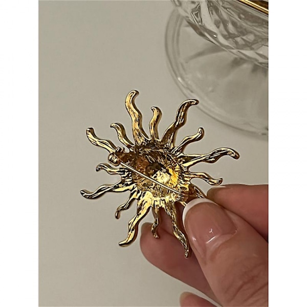 Elegant Outfit Sun Burst 18k Guldpläterad Brosch Mässing Hög Kvalitet