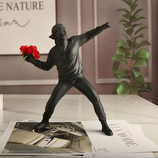 (Svart) Hartsstaty, Banksy Tax Skulptur, Blomkastarstaty