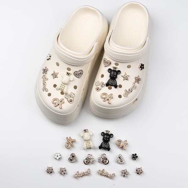16 Crocs DIY-tilbehør i fasjonable hagesko, tredimensjonale