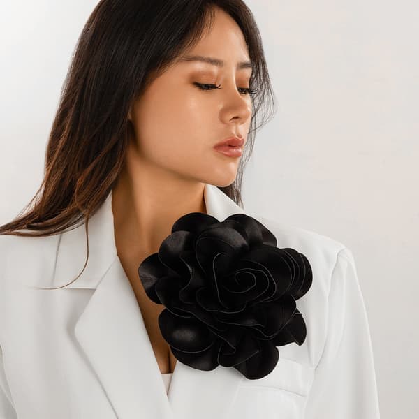 Luksuriøs broche med stor blomst i satin Sort Black