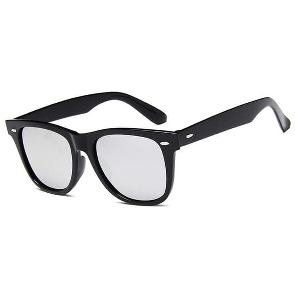 Mustat Wayfarer-aurinkolasit hopeisilla peililinsseillä, musta black