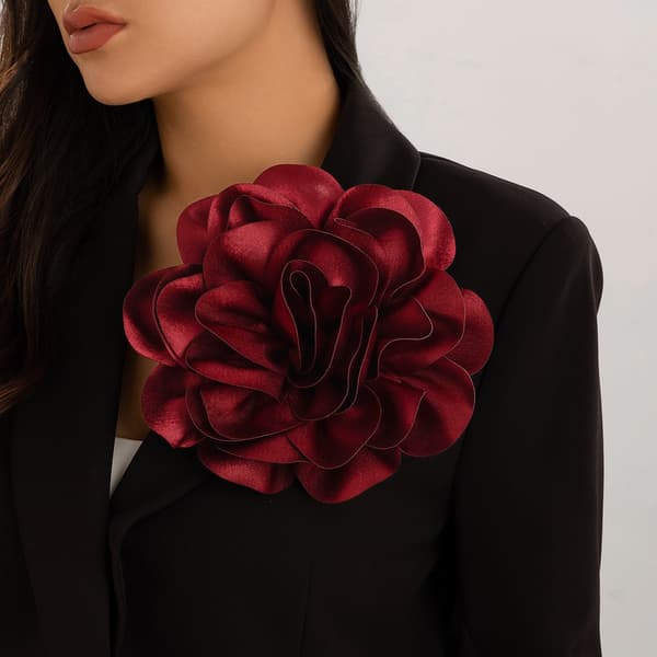 Luksuriøs broche med stor blomst i satin Mørkerød DarkRed