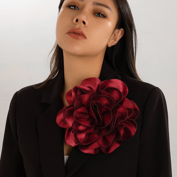 Luksuriøs broche med stor blomst i satin Mørkerød DarkRed