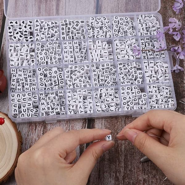DIY Bokstavspärlor – Smyckesset med 1200 Pärlor och Elastisk Tråd för Armband