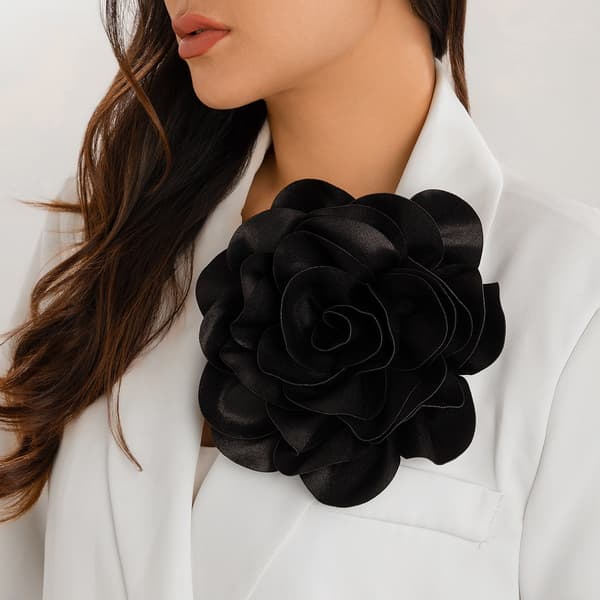 Luksuriøs broche med stor blomst i satin Sort Black