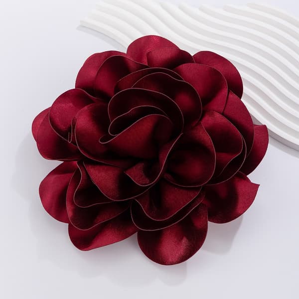 Luksuriøs broche med stor blomst i satin Mørkerød DarkRed